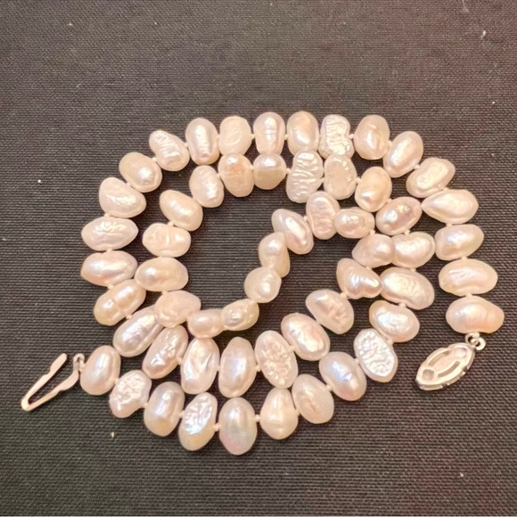 VTG 18 inch Blister Pearl Necklace With a Safety Clasp Labeled Silver Iridescent - Picture 11 of 12
